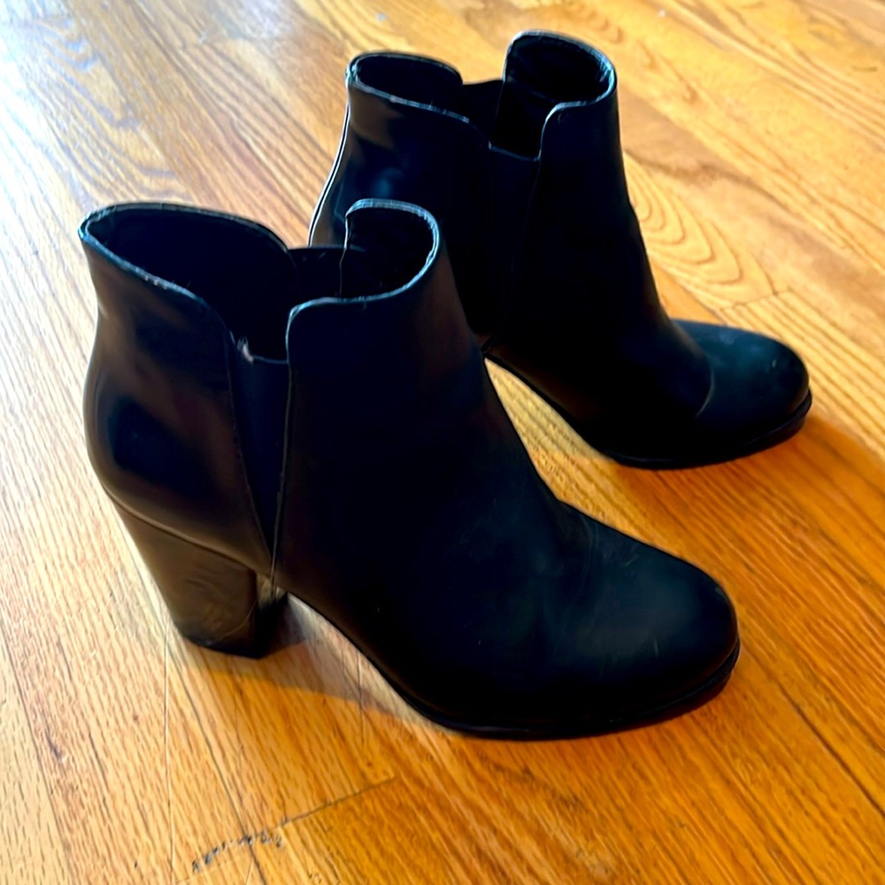 Maurices black patent and vegan leather heeled booties size 9.5